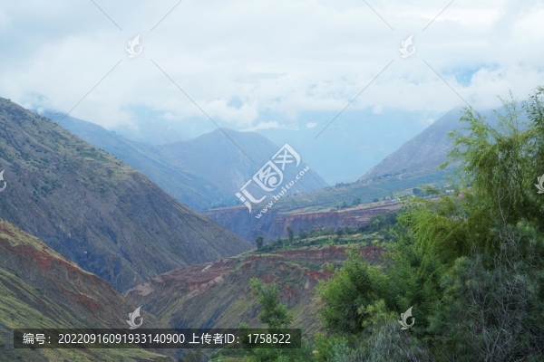 云霧繚繞山村