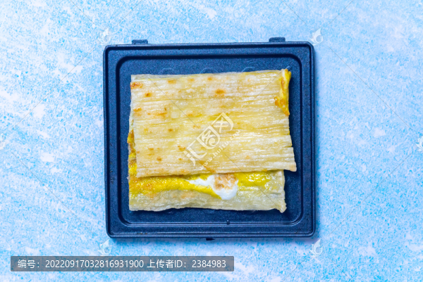 盤(pán)子里擺放的烤冷面