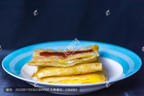 盤子里擺放的烤冷面
