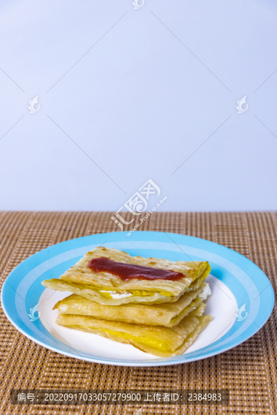 盤子里擺放的烤冷面