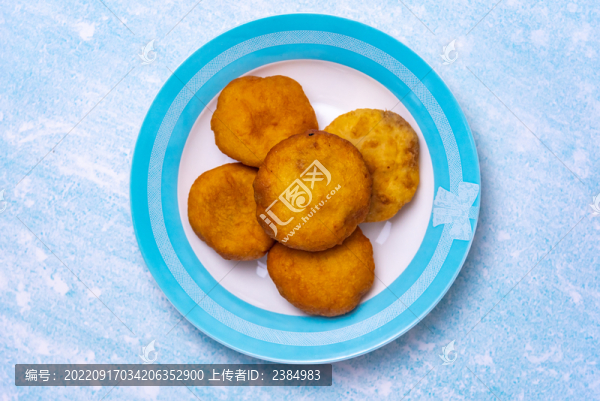 盤子里擺放的油炸糕