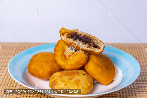 盤子里擺放的油炸糕