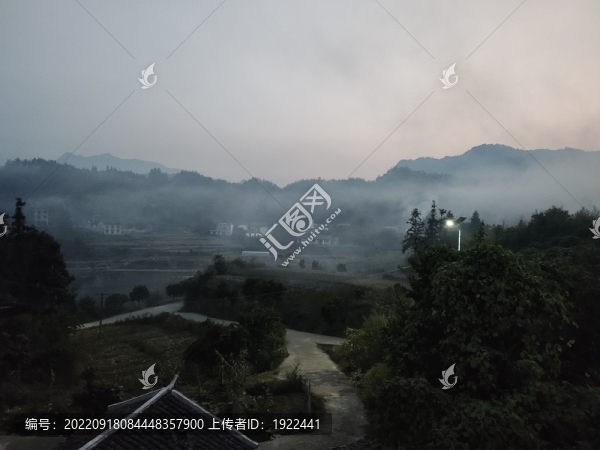 煙霧繚繞的村莊