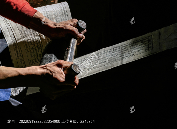 德格印經(jīng)院印經(jīng)書的手