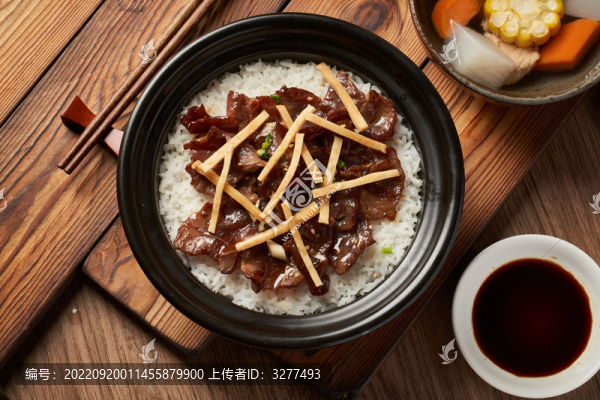 大頭蔥菜牛肉煲仔飯