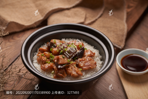 冬菇滑雞煲仔飯