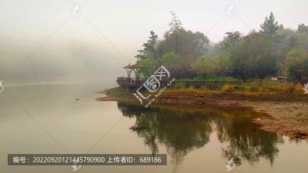 湖中濃霧