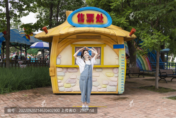 在游樂(lè)場(chǎng)游玩的甜美東方女孩
