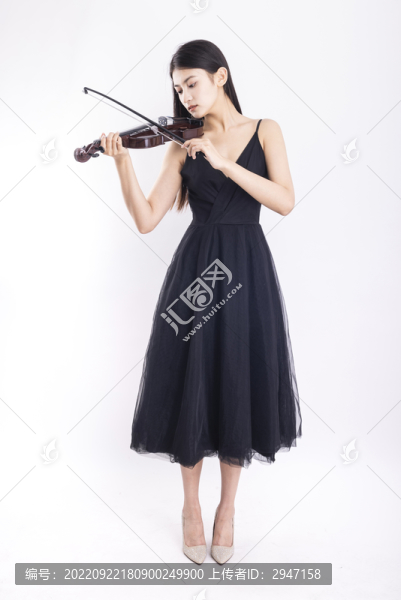 黑色背景里拉小提琴的女性