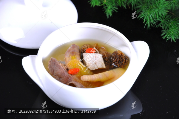 羊肚菌燉信鴿