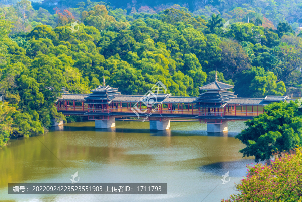 廣西柳州龍?zhí)豆珗@龍?zhí)讹L(fēng)雨橋