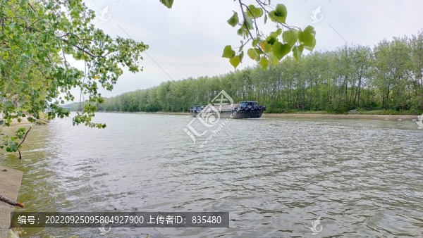 河上船只
