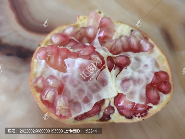 切開的石榴