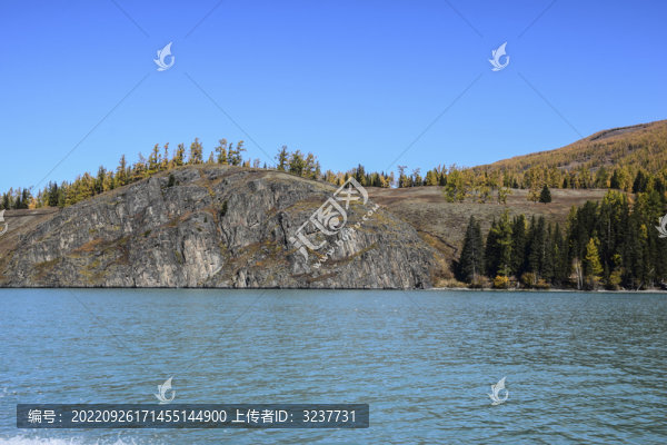新疆喀納斯湖秋日風(fēng)景