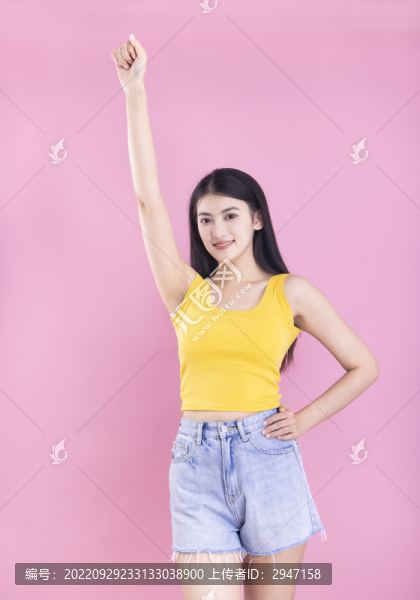 粉色背景里穿著夏裝的東方女孩