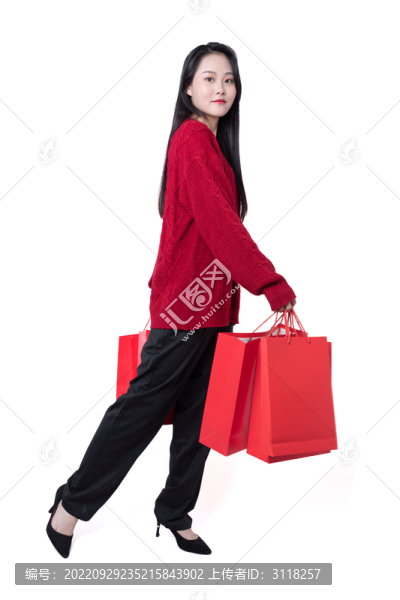 手提購物袋的年輕女性