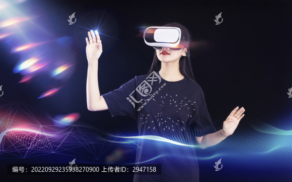 戴著VR虛擬現(xiàn)實眼鏡的女人