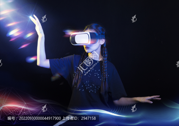 戴著VR虛擬現(xiàn)實(shí)眼鏡的女人
