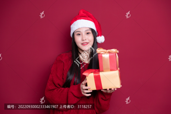 圣誕節(jié)拿著禮物的年輕女孩