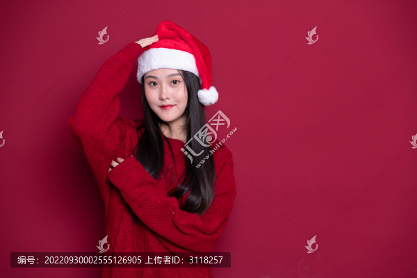 帶著圣誕帽的年輕女性