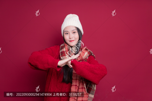 紅色背景前年輕女性拜年作揖