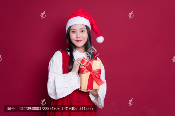 圣誕節(jié)女孩拿著禮盒