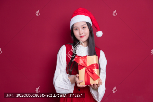 圣誕節(jié)女孩拿著禮盒