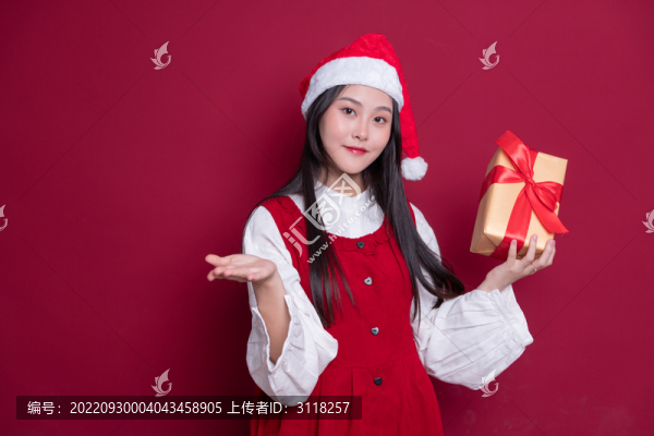 圣誕節(jié)女孩拿著禮盒