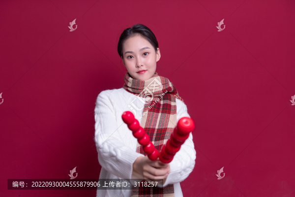 手持冰糖葫蘆的年輕女性