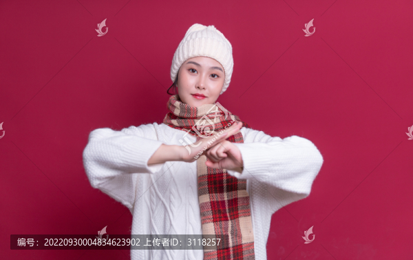 紅背景作揖的女性肖像