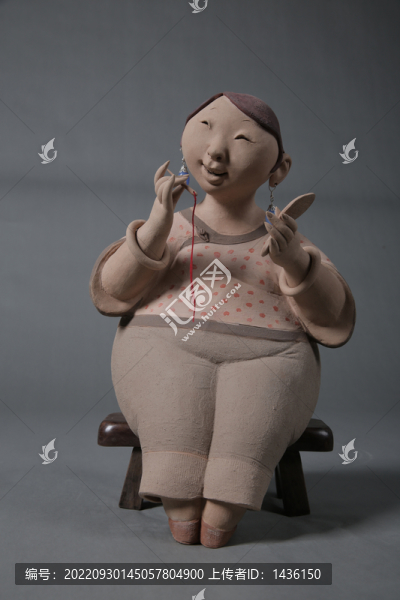繡花的女子雕塑