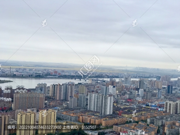 丹東市區(qū)鴨綠江大橋方向
