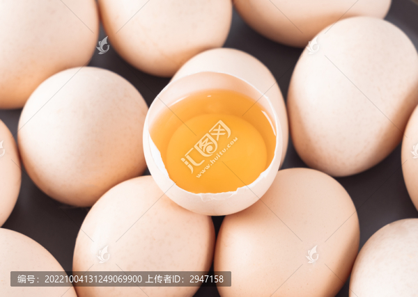 新鮮的生雞蛋