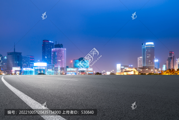 前進(jìn)的道路和城市夜景