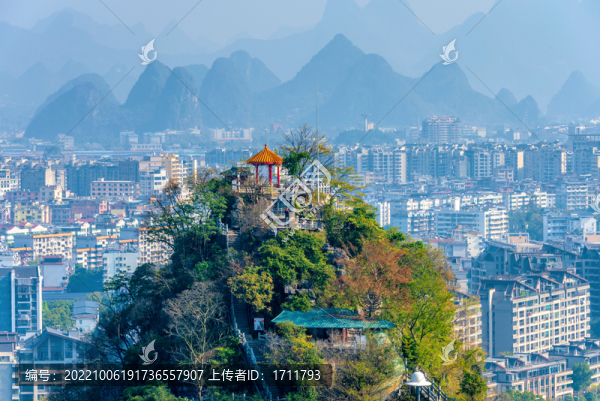 中國廣西桂林疊彩山明月峰