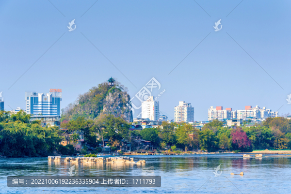 中國(guó)廣西桂林漓江沿岸虞山風(fēng)光