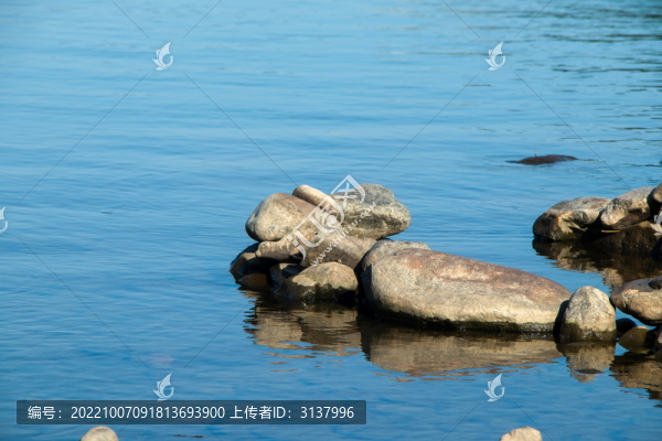 湖邊礁石