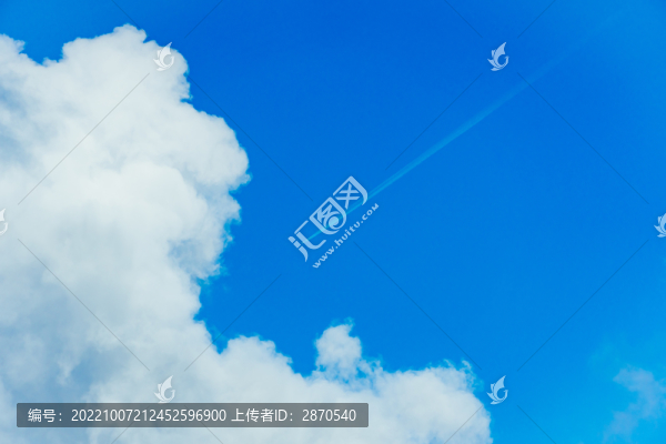藍天白云與飛機