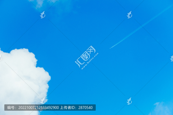 藍(lán)天白云與飛機(jī)
