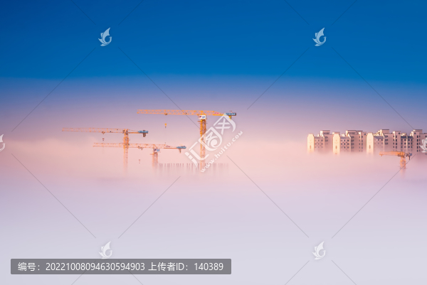 穿破云層拔地而起高聳入云塔吊