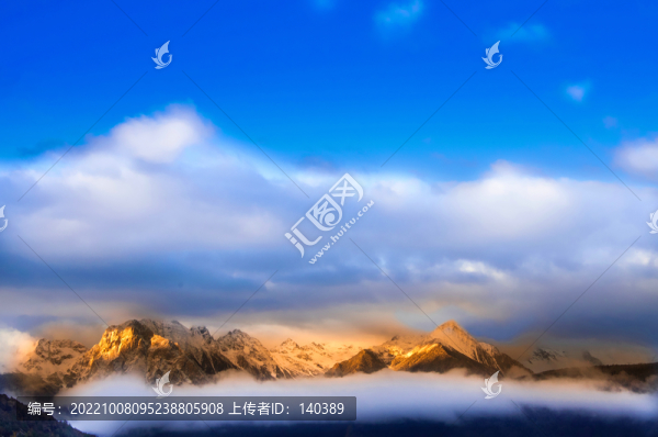 日照金山雪山日出