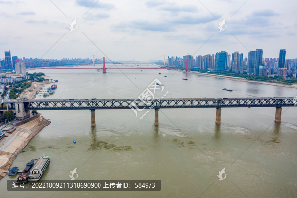 航拍武漢長(zhǎng)江大橋城市地標(biāo)建筑