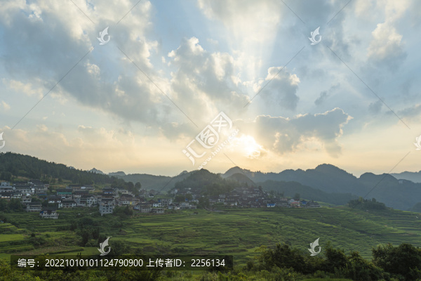 山區(qū)自然風(fēng)光梯田村落