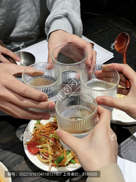 碰杯