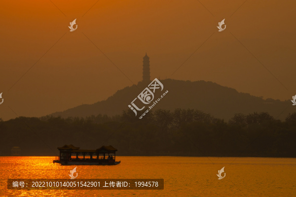 湖面游船
