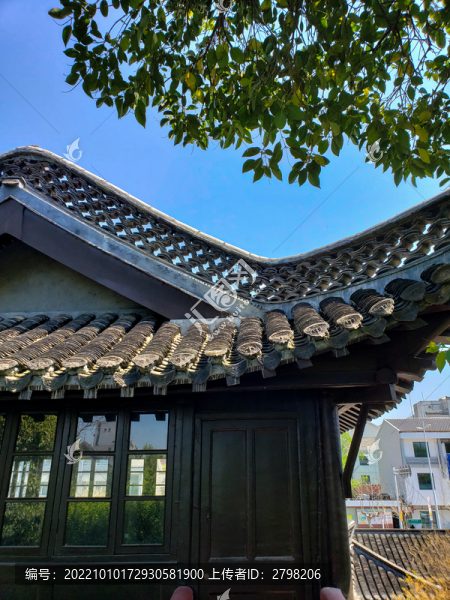 綠蔭下古建筑的翹起的屋檐