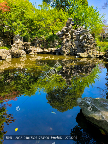 倒映著樹蔭和藍(lán)天的碧藍(lán)池水