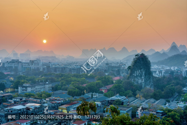 中國(guó)廣西桂林獨(dú)秀峰日落風(fēng)光
