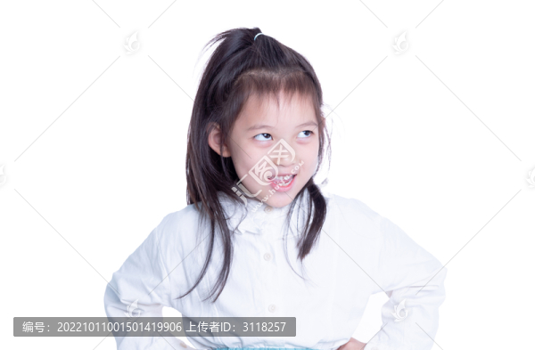 白背景前可愛小女孩