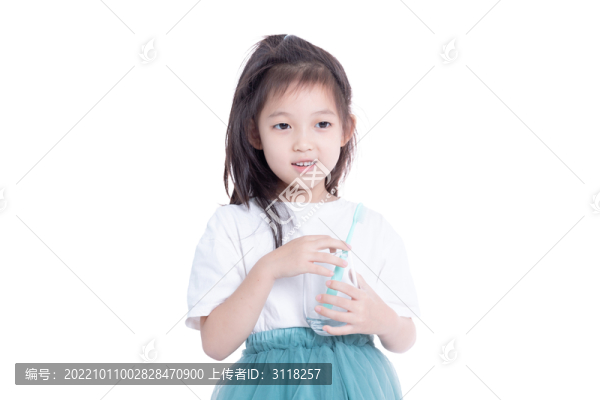 手持牙刷水杯的小女孩